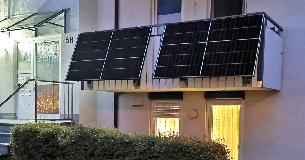 Plug-in solar on a balcony in Germany. Source, Wikipedia.